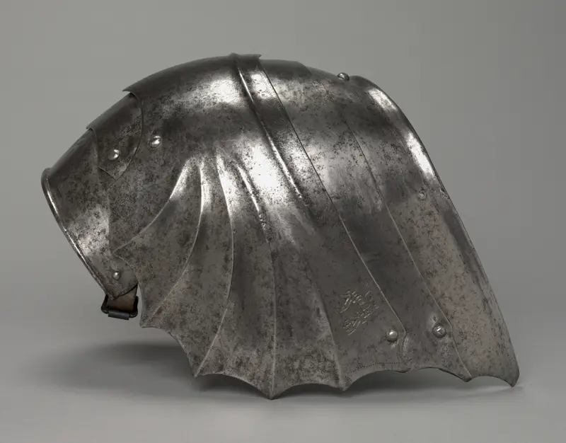Gothic Fan-Shaped Pauldron (left) — تصویر رکورد موزهٔ هنر کلیولند (دسترسی آزاد)