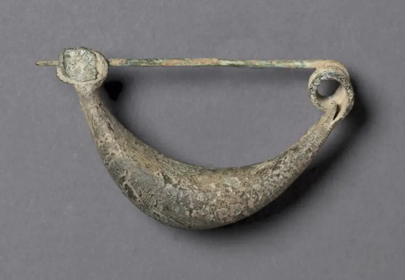 Boat-Shaped Fibula — تصویر رکورد موزهٔ هنر کلیولند (دسترسی آزاد)