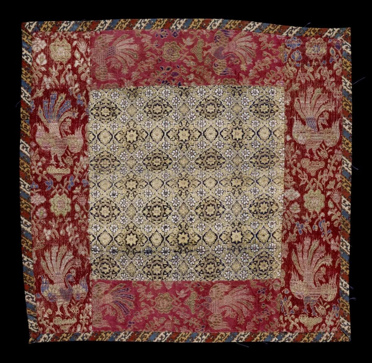 Bordered silk panel — تصویر رکورد موزهٔ ویکتوریا و آلبرت