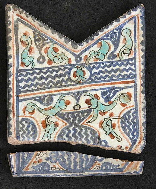 Fragmentary Tile, Probably Arrow-Shaped in Origin, and Modern Filling — تصویر رکورد موزهٔ متروپولیتن (دسترسی آزاد)