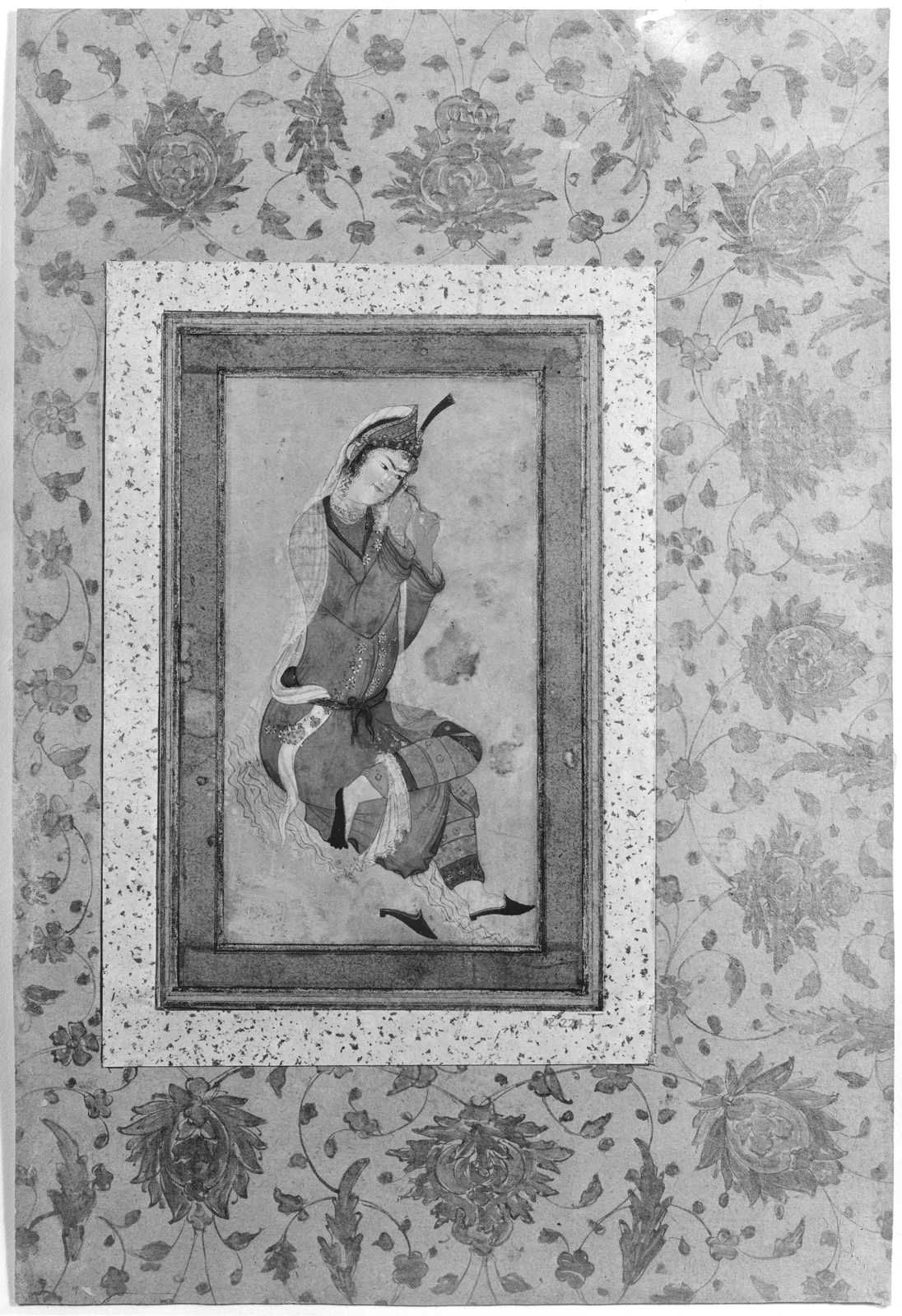 زن نشسته در حال فر دادن موهایش — نمای تکمیلی ثبتشده در رکورد موزه