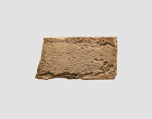 Plaque fragment — تصویر رکورد موزهٔ متروپولیتن (دسترسی آزاد)