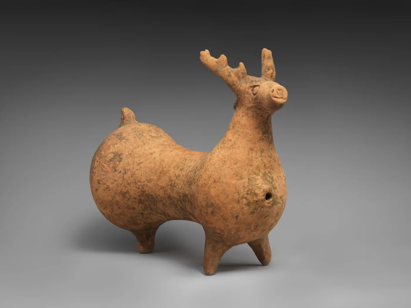 Stag-shaped vessel — تصویر رکورد موزهٔ متروپولیتن (دسترسی آزاد)