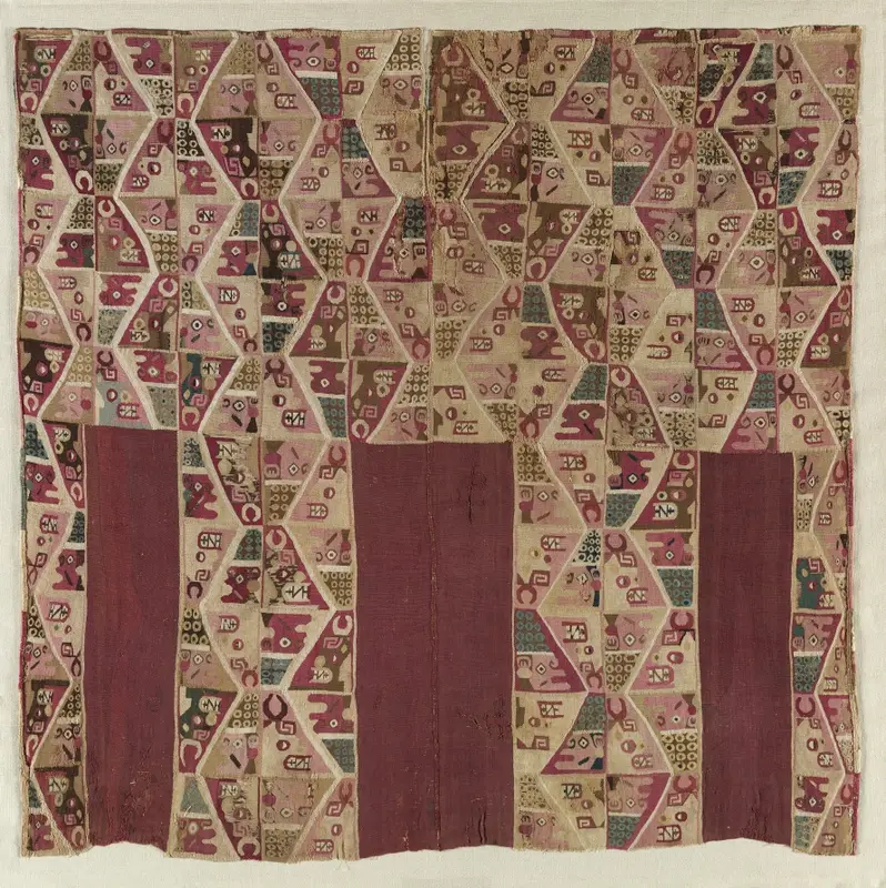 Tunic with Profile Animal and Human Heads — تصویر رکورد موزهٔ هنر کلیولند (دسترسی آزاد)