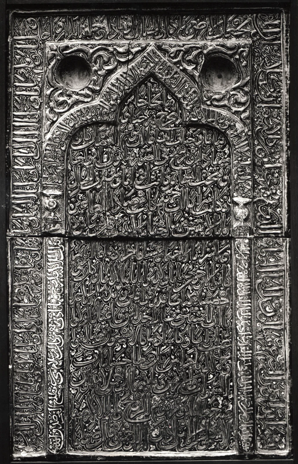 کاشی با طرح محرابی — نمای تکمیلی ثبت‌شده در رکورد موزه