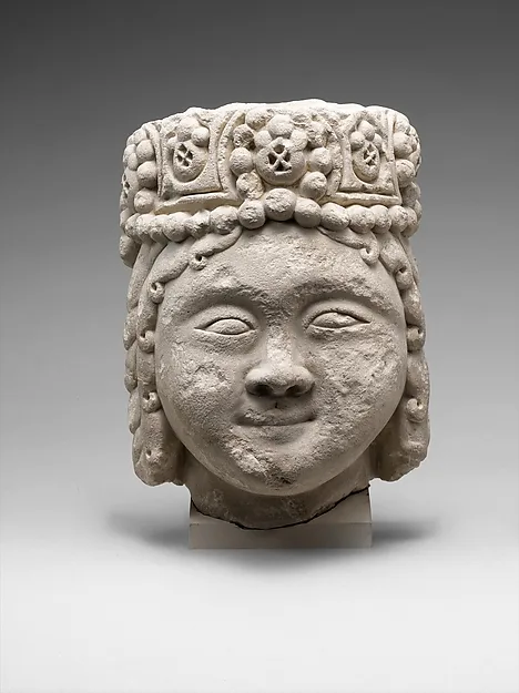 Head from a Figure with a Beaded Headdress — تصویر رکورد موزهٔ متروپولیتن (دسترسی آزاد)