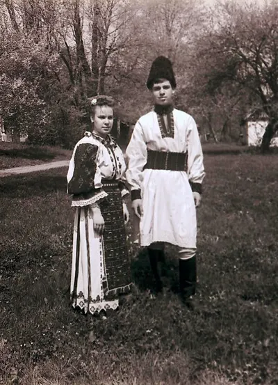 Secvențe din Muzeul Satului. Costume populare din colecția muzeului îmbrăcate de personalul muzeului (1987) — تصویر رکورد یوروپیانا