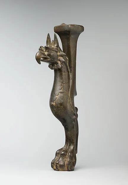 Throne Leg in the Shape of a Griffin — تصویر رکورد موزهٔ متروپولیتن (دسترسی آزاد)