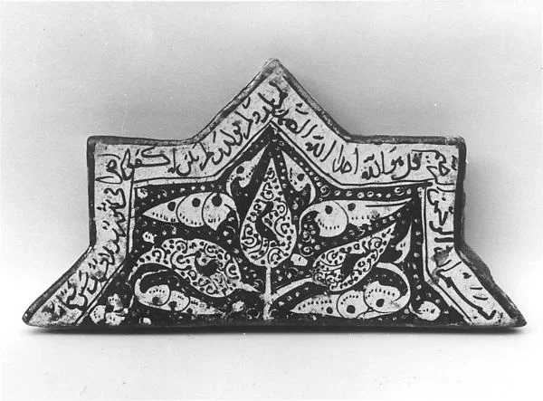Star-Shaped Tile — تصویر رکورد موزهٔ متروپولیتن (دسترسی آزاد)