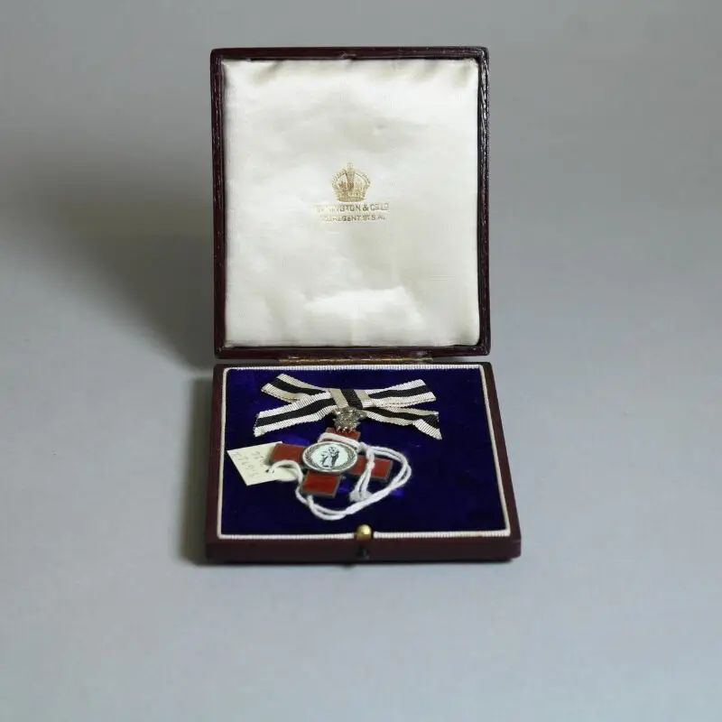 Medal: Order of Mercy medal — تصویر رکورد موزهٔ ویکتوریا و آلبرت