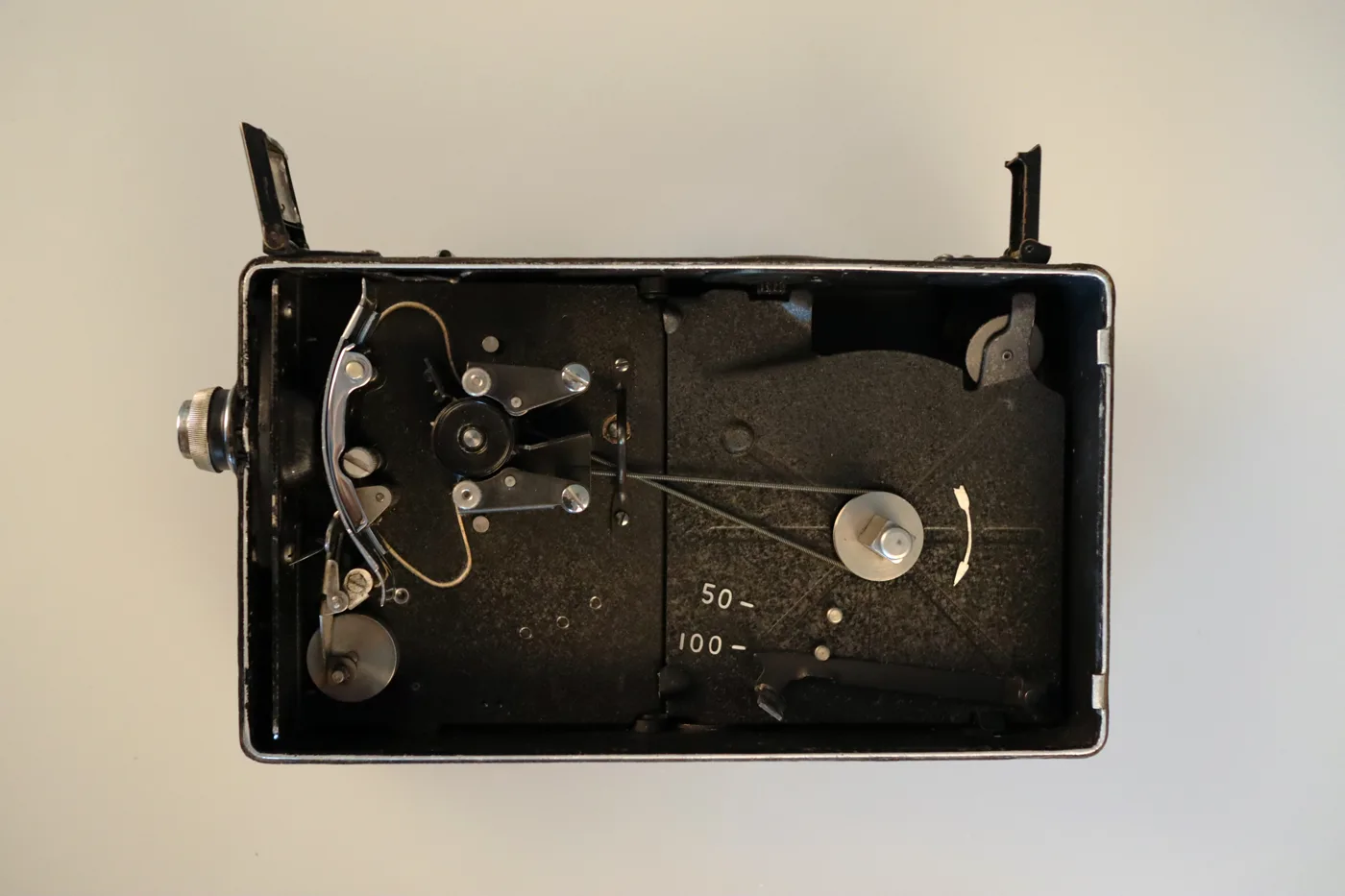 Ciné-Kodak 16mm film camera interior — تصویر رکورد یوروپیانا