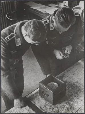 Sergeant (feldwebel) en een sergeant-majoor (Oberfeldwebeld) of kadet van de Luftwaffe zetten hun horloges gelijk met een chronometer — تصویر رکورد یوروپیانا