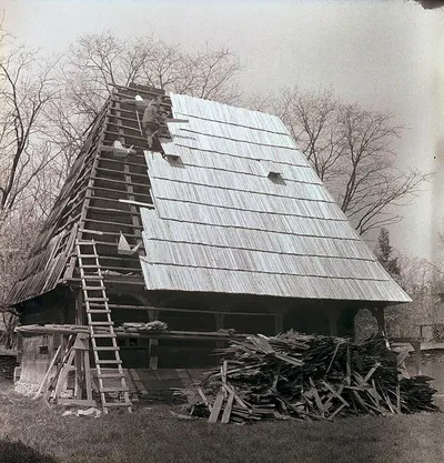 Secvențe din Muzeul Satului - restaurarea învelitorii din draniță a casei Berbești, jud. Maramureș (1980) — تصویر رکورد یوروپیانا