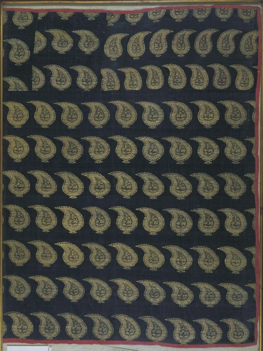 Bordered silk panel — تصویر رکورد موزهٔ ویکتوریا و آلبرت