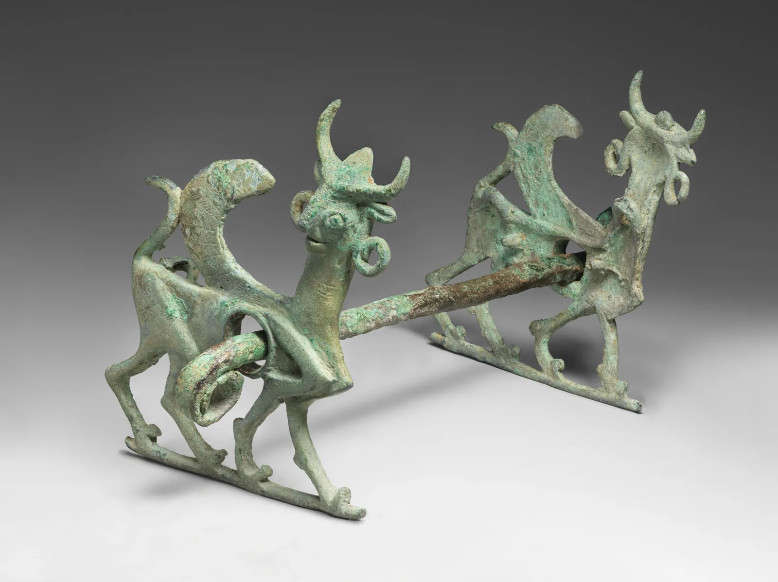 Horse bit with cheekpieces in form of a winged sphinx — تصویر رکورد موزهٔ متروپولیتن (دسترسی آزاد)