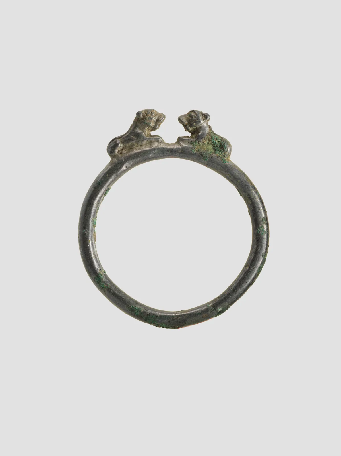 Bronze bracelet — تصویر رکورد موزهٔ متروپولیتن (دسترسی آزاد)