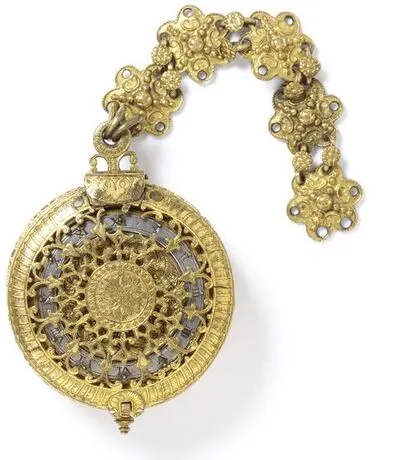 Watch with a pierced and engraved brass case, silver dial ring, engraved with the arms of Stephens of Colchester and Arden, with a cast gilt brass chain, England, ca.1620. Watch with a case of pierced — تصویر رکورد یوروپیانا