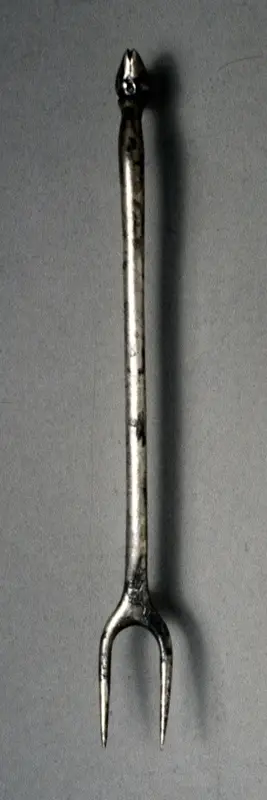 Fork with Animal Hoof Finial (Ornament) — تصویر رکورد موزهٔ هنر کلیولند (دسترسی آزاد)