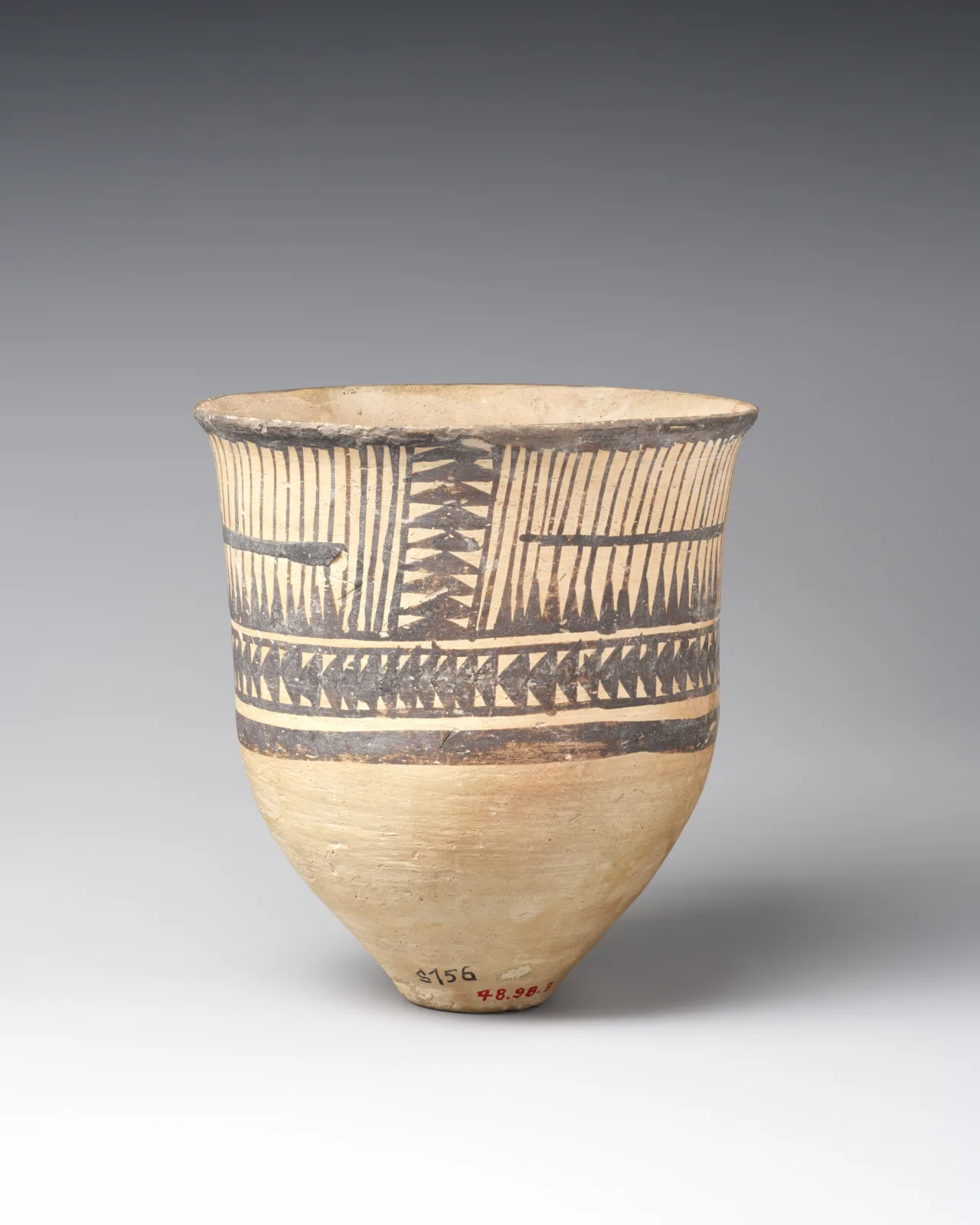 Beaker with geometric decoration — تصویر رکورد موزهٔ متروپولیتن (دسترسی آزاد)