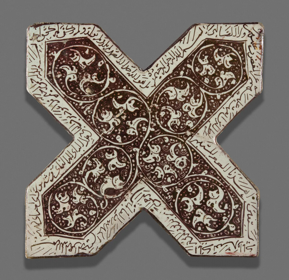 Cross-Shaped Tile with Qur'anic Inscriptions — تصویر رکورد مؤسسهٔ هنر شیکاگو (دسترسی آزاد)