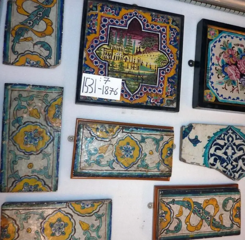 Tile: Tiles from a courtyard floor in Iran — تصویر رکورد موزهٔ ویکتوریا و آلبرت