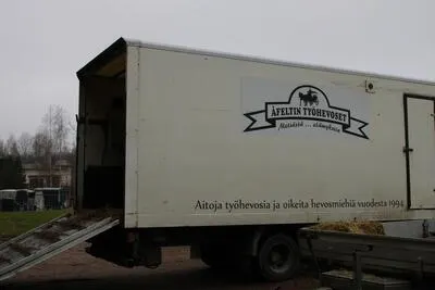 Åfeltin Työhevoset -firman nelipaikkainen hevoskuljetusauto. — تصویر رکورد یوروپیانا — شمارهٔ رکورد 273949