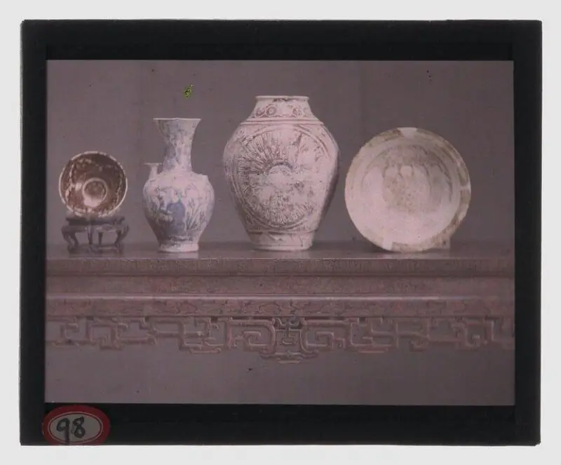 Photograph: 'Bowl', Iran, 17th century, 'Vase', Iran, 19th century, 'Vase' (unknown), 'Dish (fragment)', Iran, 13th century, from the Charles Lang Freer Collection — تصویر رکورد موزهٔ ویکتوریا و آلبرت