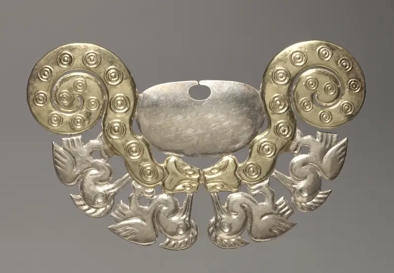 Nose Ornament with Serpents and Long-necked Birds — تصویر رکورد موزهٔ هنر کلیولند (دسترسی آزاد)