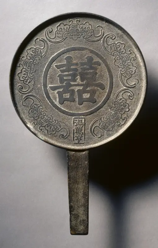 Mirror with Handle, Decorated with "Double Happiness" and Five Bats — تصویر رکورد موزهٔ هنر کلیولند (دسترسی آزاد)