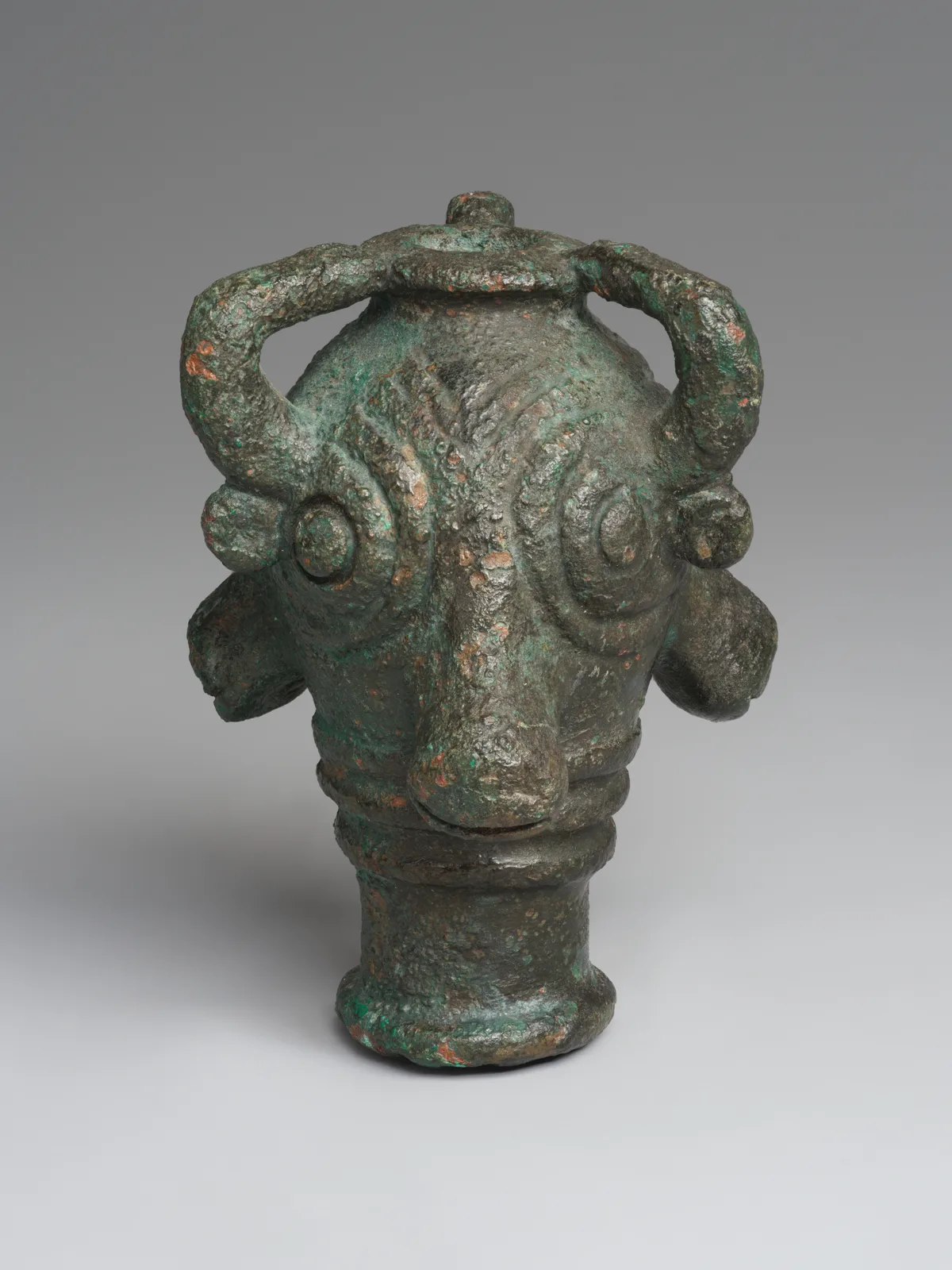 Mace head in the form of triple bulls' heads — تصویر رکورد موزهٔ متروپولیتن (دسترسی آزاد)