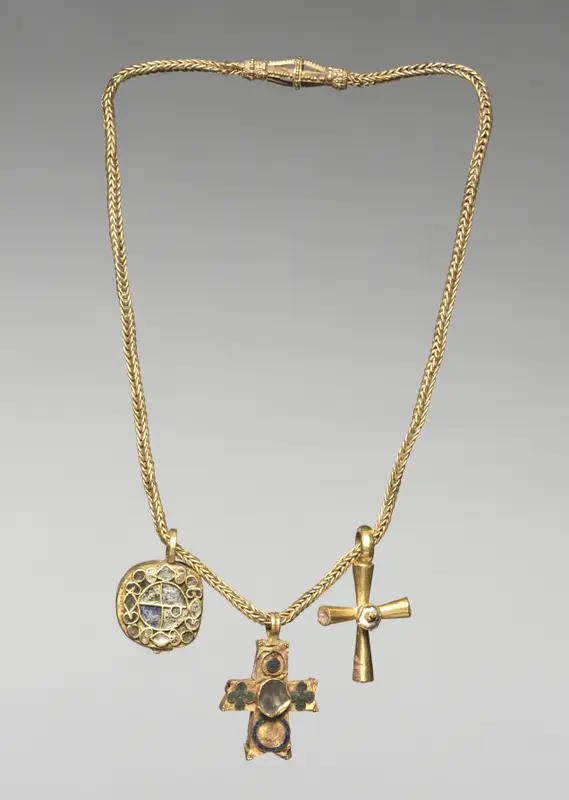 Chain with Pendant and Two Crosses — تصویر رکورد موزهٔ هنر کلیولند (دسترسی آزاد)