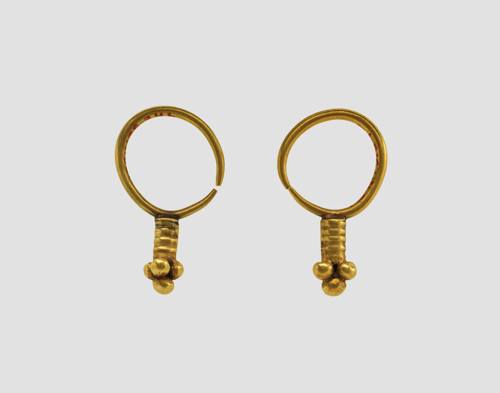 Earrings — تصویر رکورد موزهٔ متروپولیتن (دسترسی آزاد)