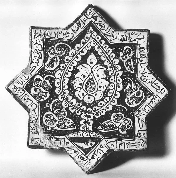 Star-Shaped Tile — تصویر رکورد موزهٔ متروپولیتن (دسترسی آزاد)