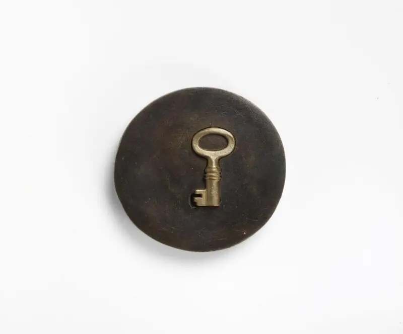 Medal: Under Lock and Key II — تصویر رکورد موزهٔ ویکتوریا و آلبرت
