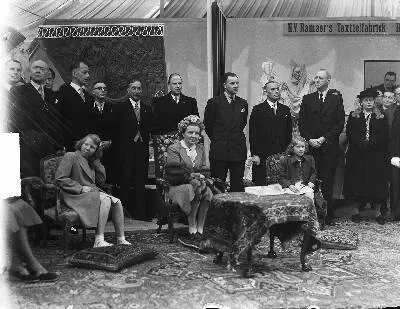 \"Prinses Beatrix verrichtte haar eerste officiële daad met de onthulling van een plaquette met \"het nieuwe wapen van onze Kroonprinses, die is aangebracht in de Beatrix-hal van de Jaarbeurs te Utrec — تصویر رکورد یوروپیانا — شمارهٔ رکورد bcf8 003048976d84