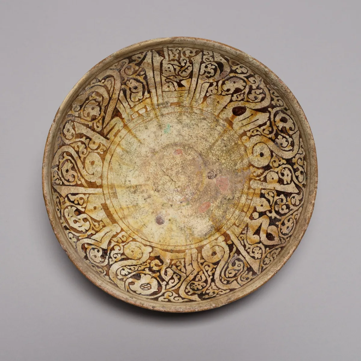 Bowl with Calligraphic Decoration — تصویر رکورد مؤسسهٔ هنر شیکاگو (دسترسی آزاد)