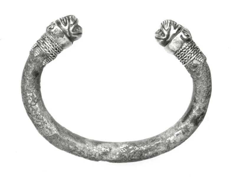 Bracelet — تصویر رکورد موزهٔ متروپولیتن (دسترسی آزاد)