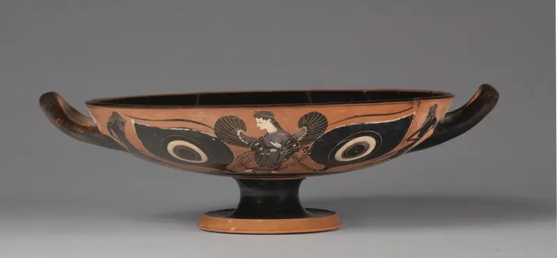 Black-Figure Eye Cup: Iris and Satyrs (A, B); Gorgoneion (I) — تصویر رکورد موزهٔ هنر کلیولند (دسترسی آزاد)
