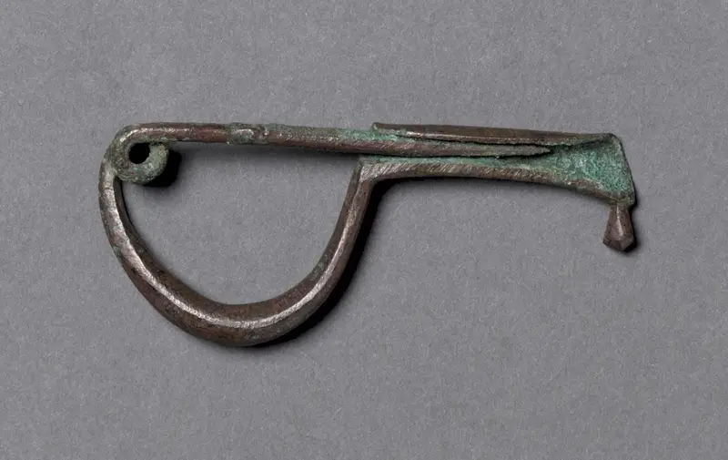 Fibula — تصویر رکورد موزهٔ هنر کلیولند (دسترسی آزاد)