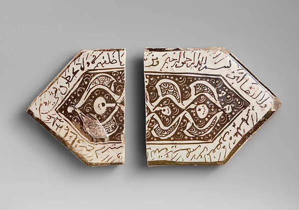 Cross-Shaped Tile Fragments — تصویر رکورد موزهٔ متروپولیتن (دسترسی آزاد)