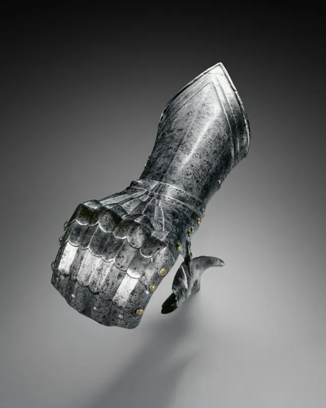 Gothic Mitten Gauntlet for the Right Hand — تصویر رکورد موزهٔ هنر کلیولند (دسترسی آزاد)