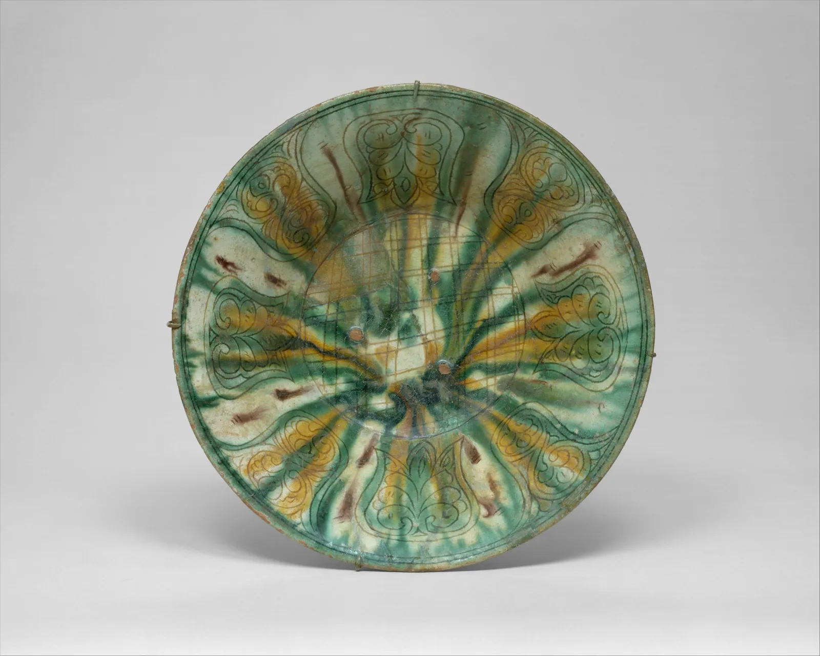 Bowl with Green, Yellow, and Brown Splashed Decoration — تصویر رکورد موزهٔ متروپولیتن (دسترسی آزاد)