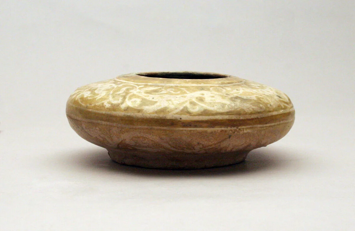 Bowl with Hounds Chasing Hares — تصویر رکورد مؤسسهٔ هنر شیکاگو (دسترسی آزاد)