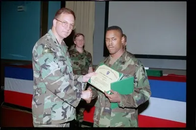 Photograph: Award from soldiers of the 5th Battalion 502nd Infantry Regiment of the U.S. Army Berlin in Berlin-Lichterfelde — تصویر رکورد یوروپیانا