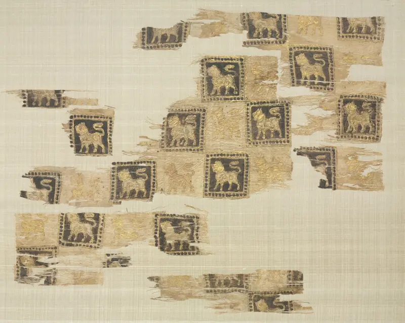 Fragment with gold leaf lions — تصویر رکورد موزهٔ هنر کلیولند (دسترسی آزاد)