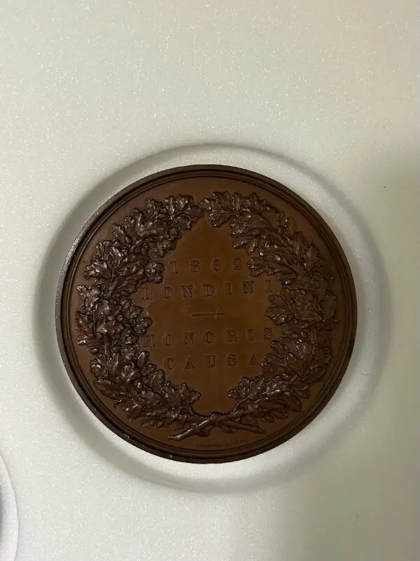 Medal: Prize medal 1862 London International Exhibition — تصویر رکورد موزهٔ ویکتوریا و آلبرت — شمارهٔ رکورد A.12-1976