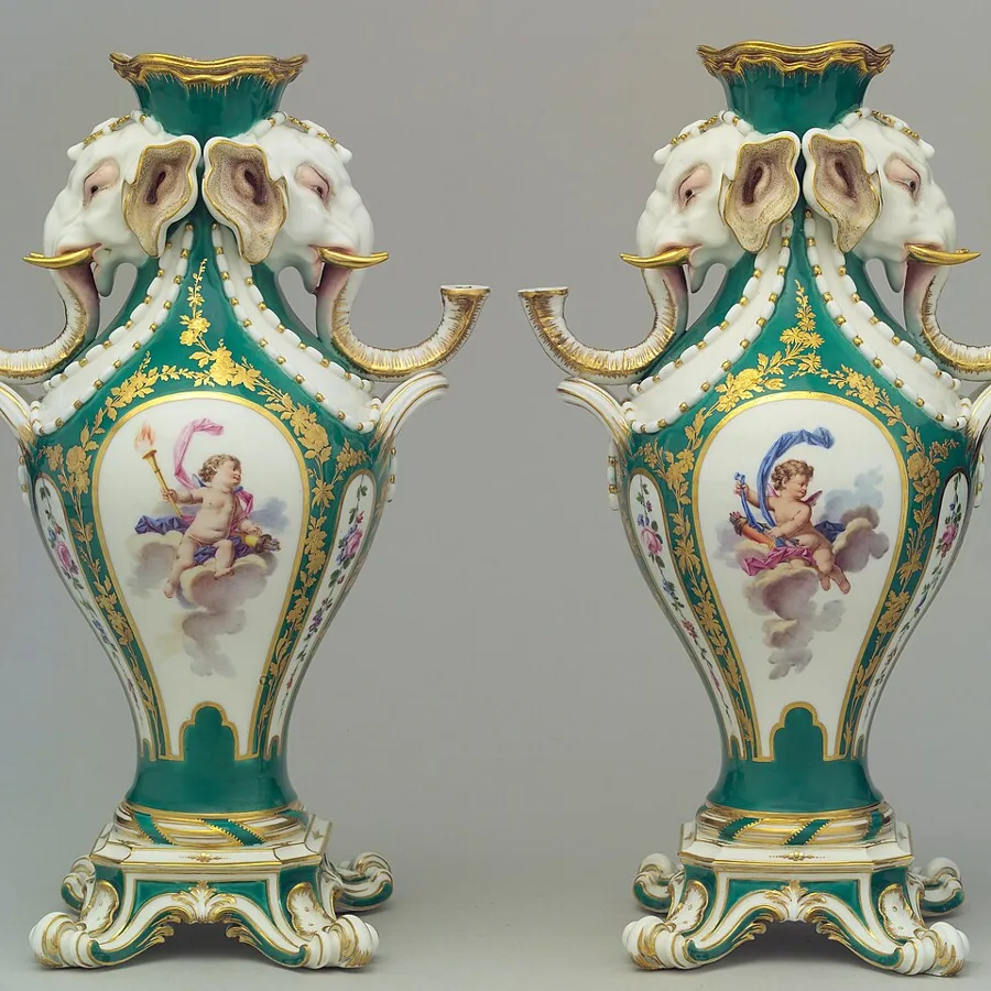 Pair of elephant-head vases (vases à tête d'éléphant) — تصویر رکورد ویکیداده