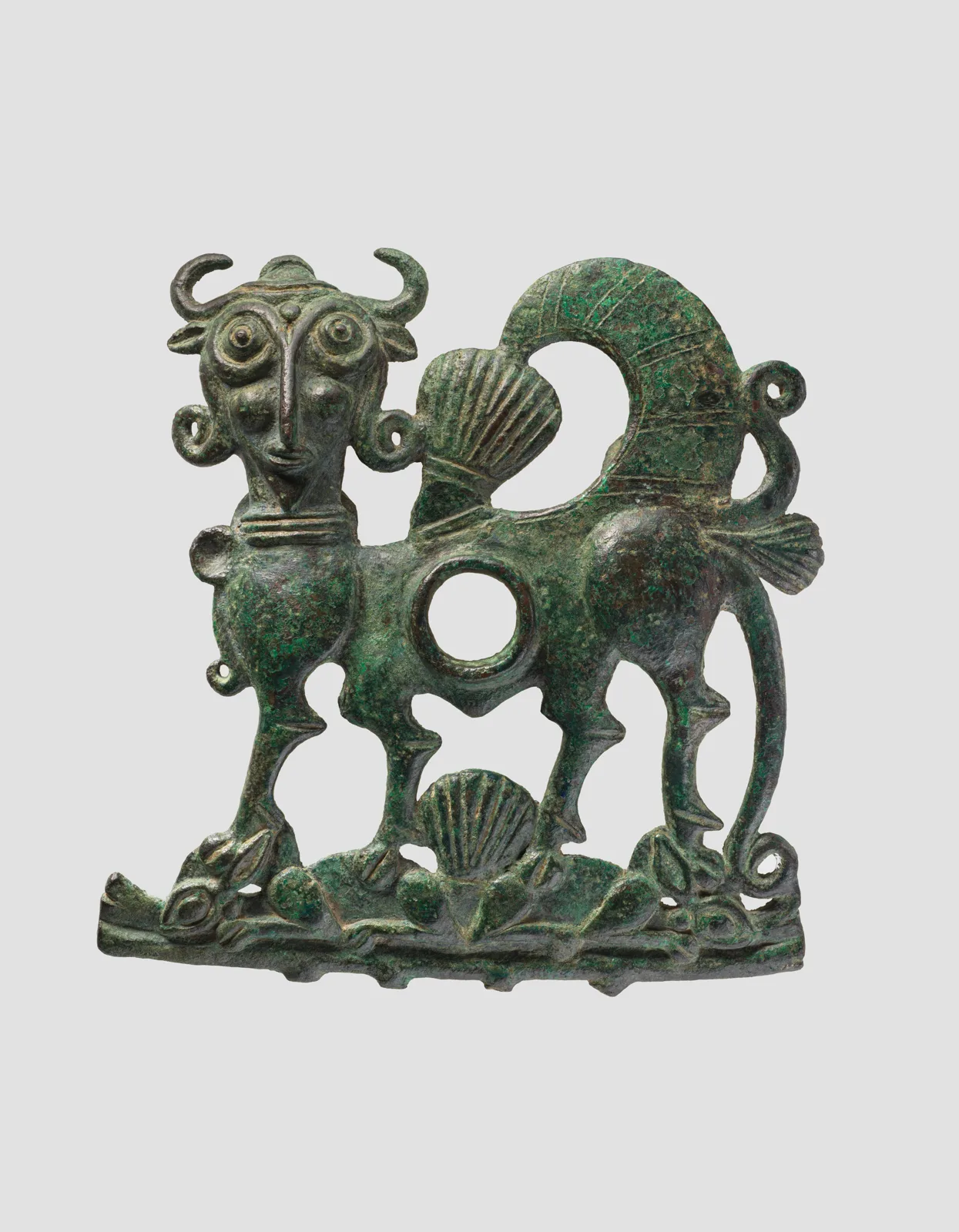 Horse bit cheekpiece in form of a winged, human-headed quadruped — تصویر رکورد موزهٔ متروپولیتن (دسترسی آزاد)