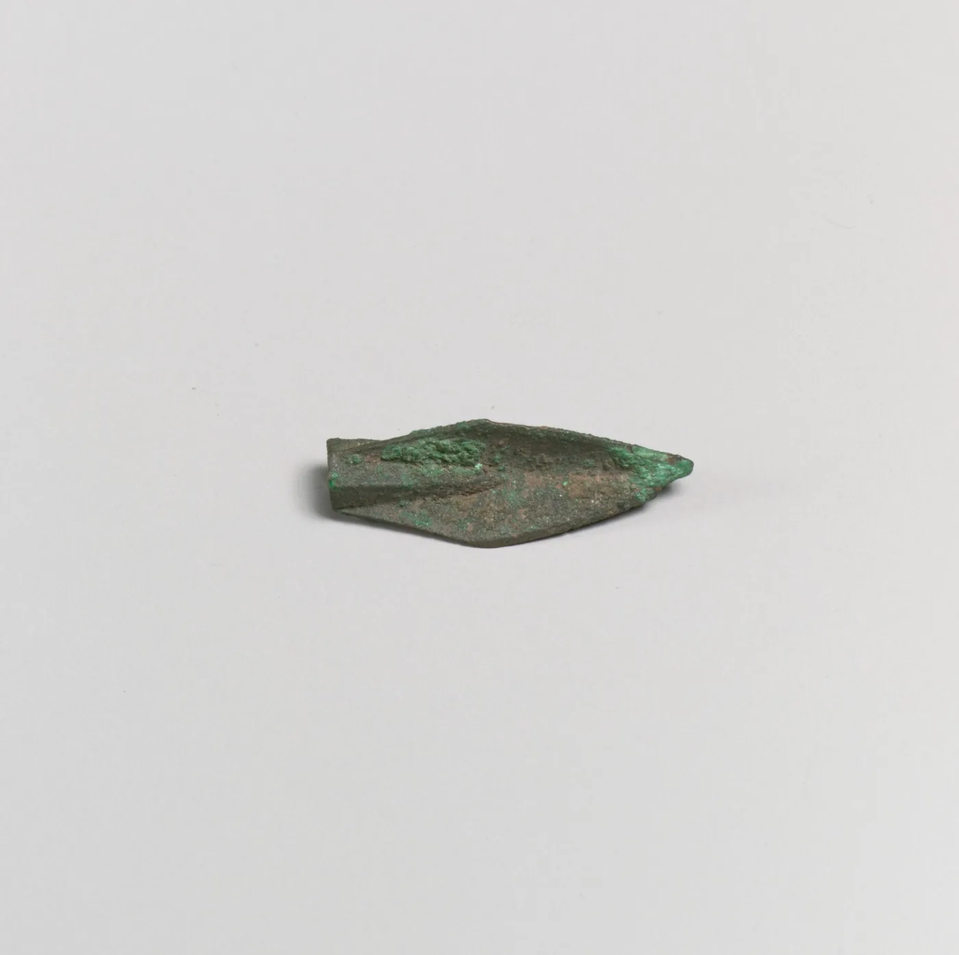 Bronze arrowhead — تصویر رکورد موزهٔ متروپولیتن (دسترسی آزاد)