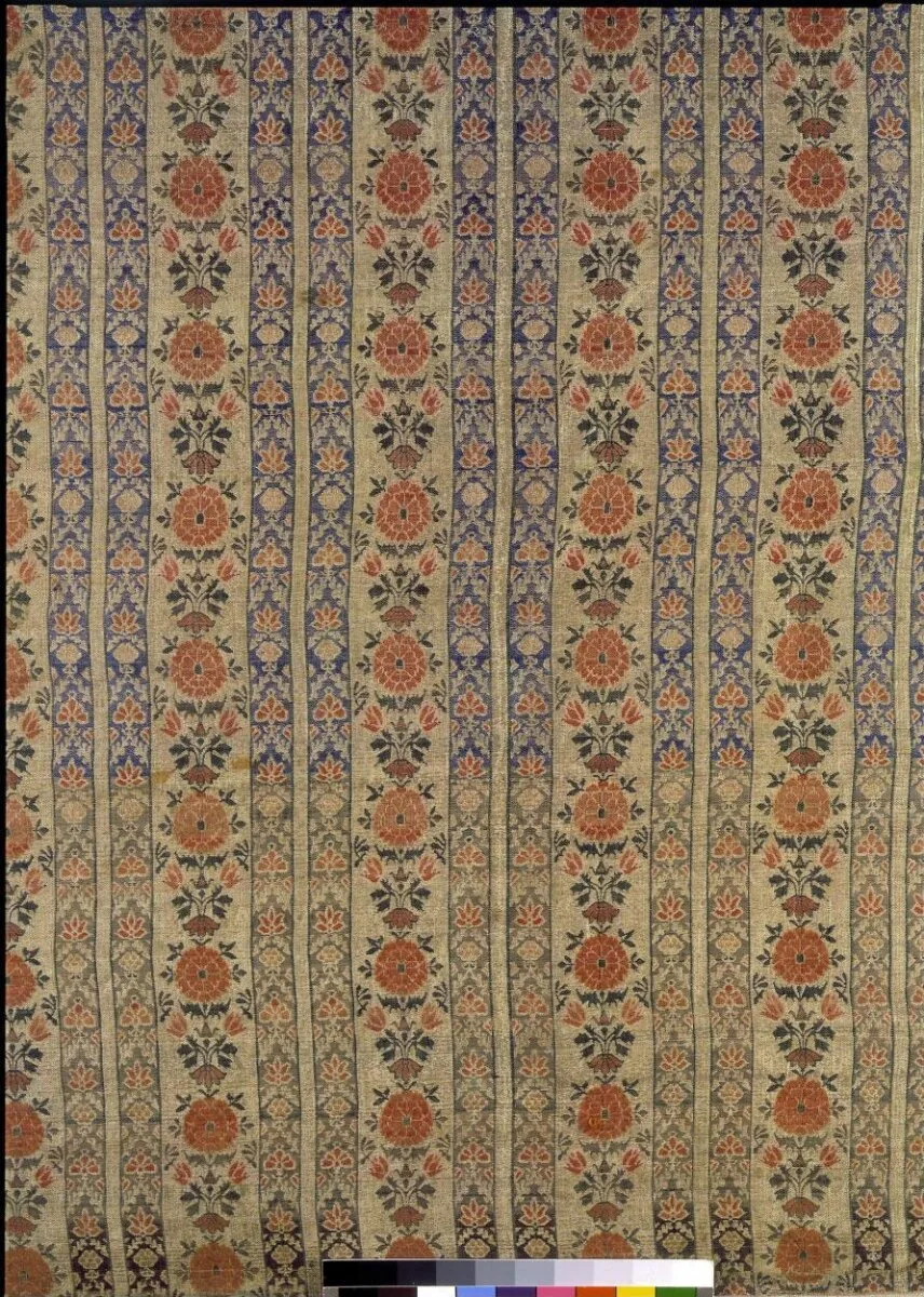 Bordered silk panel — تصویر رکورد موزهٔ ویکتوریا و آلبرت